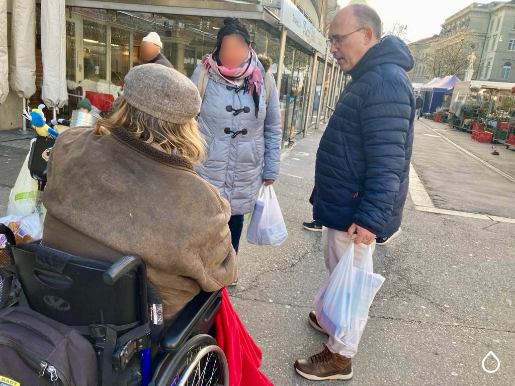Distribuicao-de-sacolas-solidarias-rua-em-Bern2