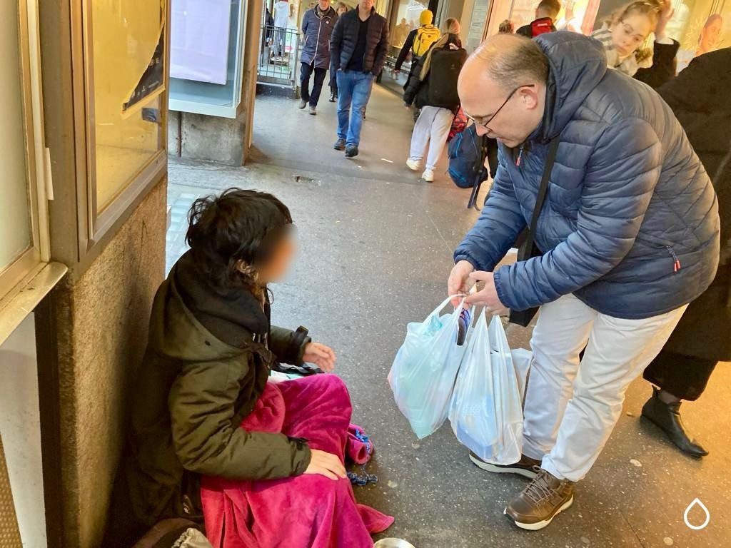 Distribuicao-de-sacolas-solidarias-rua-em-Bern3