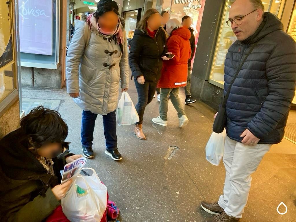 Distribuicao-de-sacolas-solidarias-rua-em-Bern4