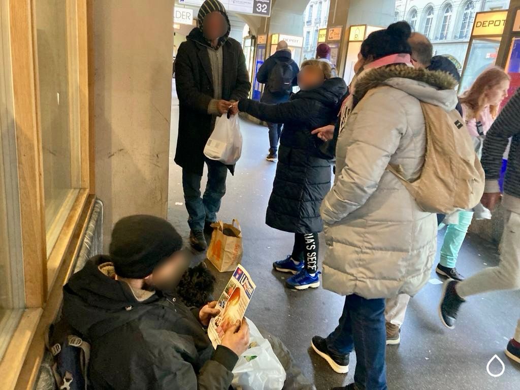 Distribuicao-de-sacolas-solidarias-rua-em-Bern5
