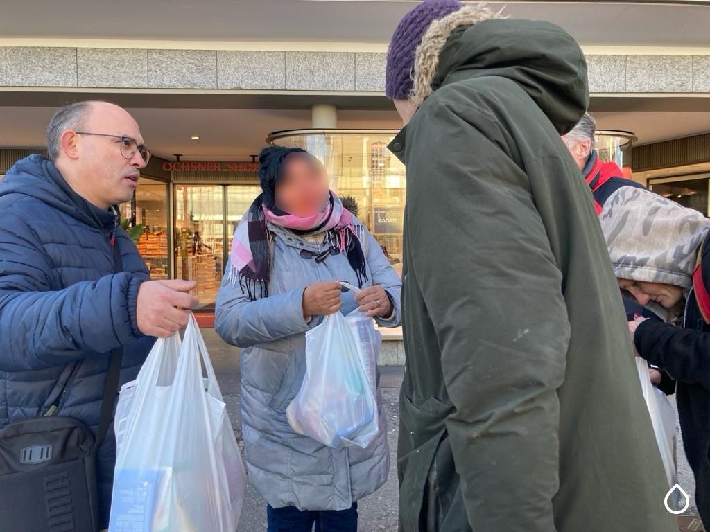 Distribuicao-de-sacolas-solidarias-rua-em-Bern6