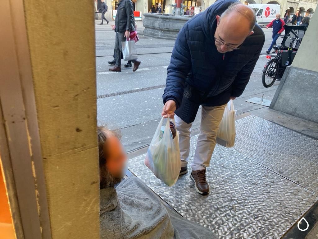 Distribuicao-de-sacolas-solidarias-rua-em-Bern7